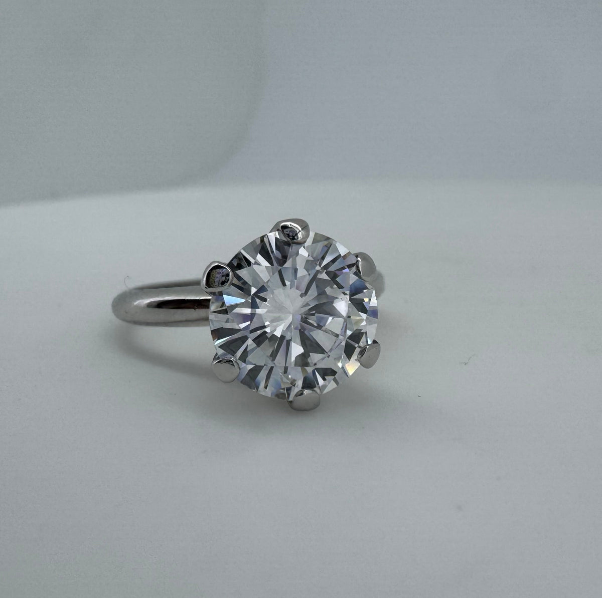 2.58ct Round Brilliant Cut Diamond Solitaire (E color, VVS2 clarity) - Platinum